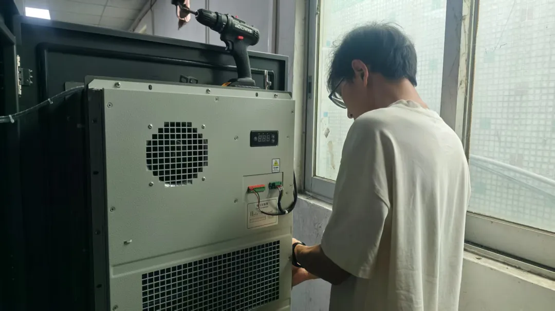 工程师专注于电路板的设计